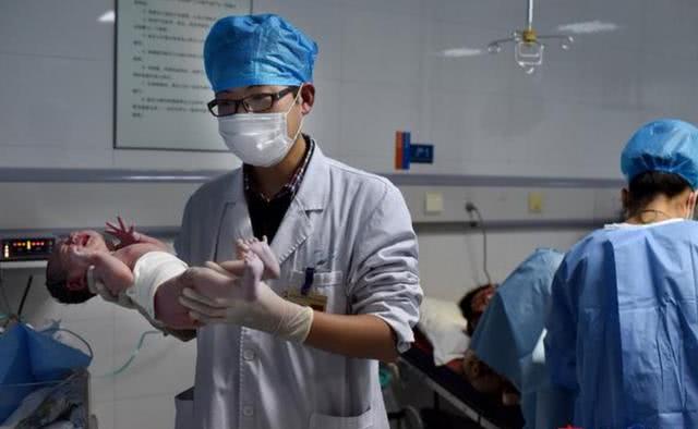 “孩子都出来了，你掏什么掏”男医生把手伸进产道，老公愤怒发问