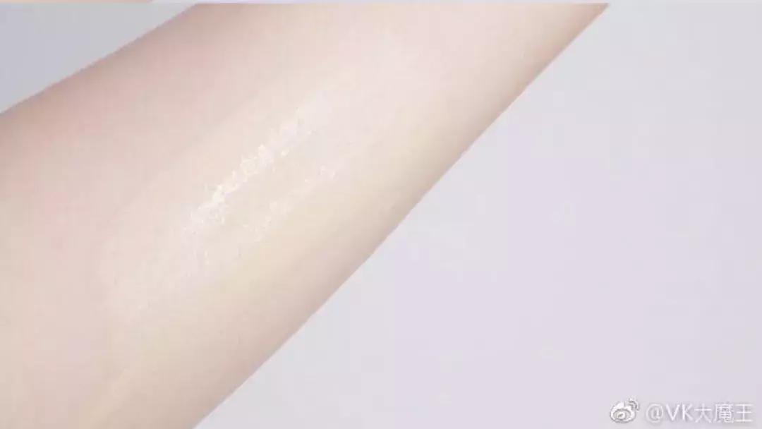 一键磨皮拯救无数卡粉的粉底液,磨皮滤镜粉底液