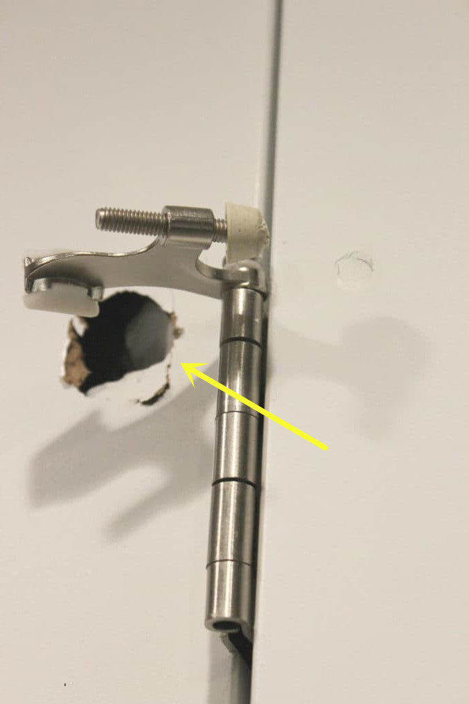 卧室门被砸个洞怎么修,家里门被砸