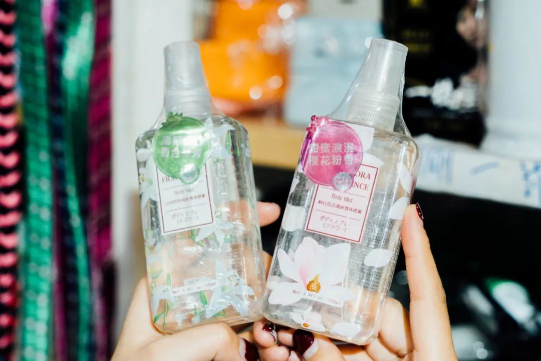 活着的两元店，2块钱能买啥？