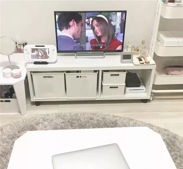 28岁郑爽卧室曝光引热议:“性冷淡”的人生,真的很爽