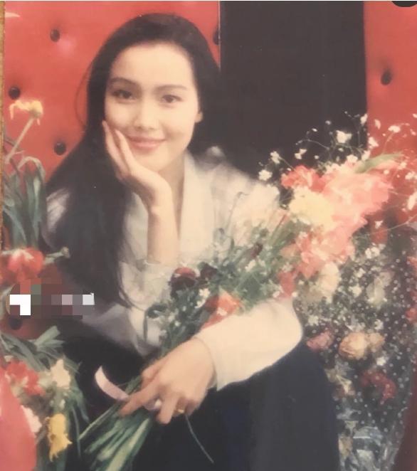 儿子看到父母年轻照片，讽刺说：“妈，你嫁爸是被威胁的吧”？