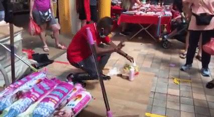 印度小伙街头买水果,印度街头小伙卖饮料