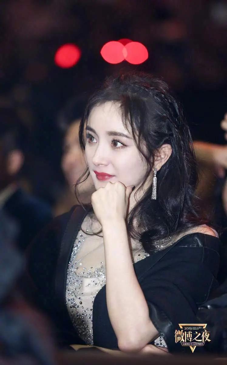 微博之夜赵丽颖杨幂一起走红毯 (杨幂赵丽颖微博之夜美图对比)