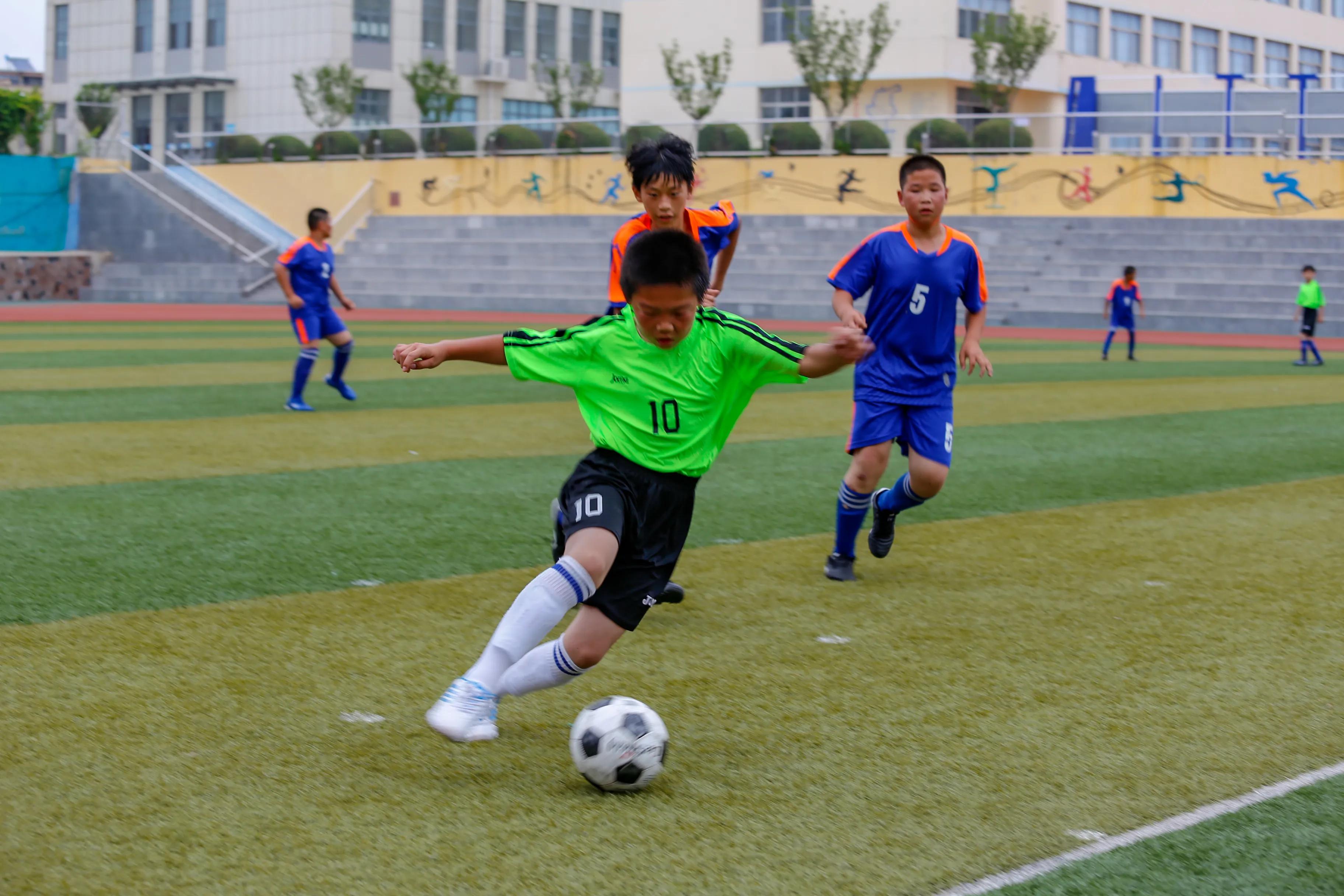 绿茵足球小将表演视频,绿茵场上足球小将展风采