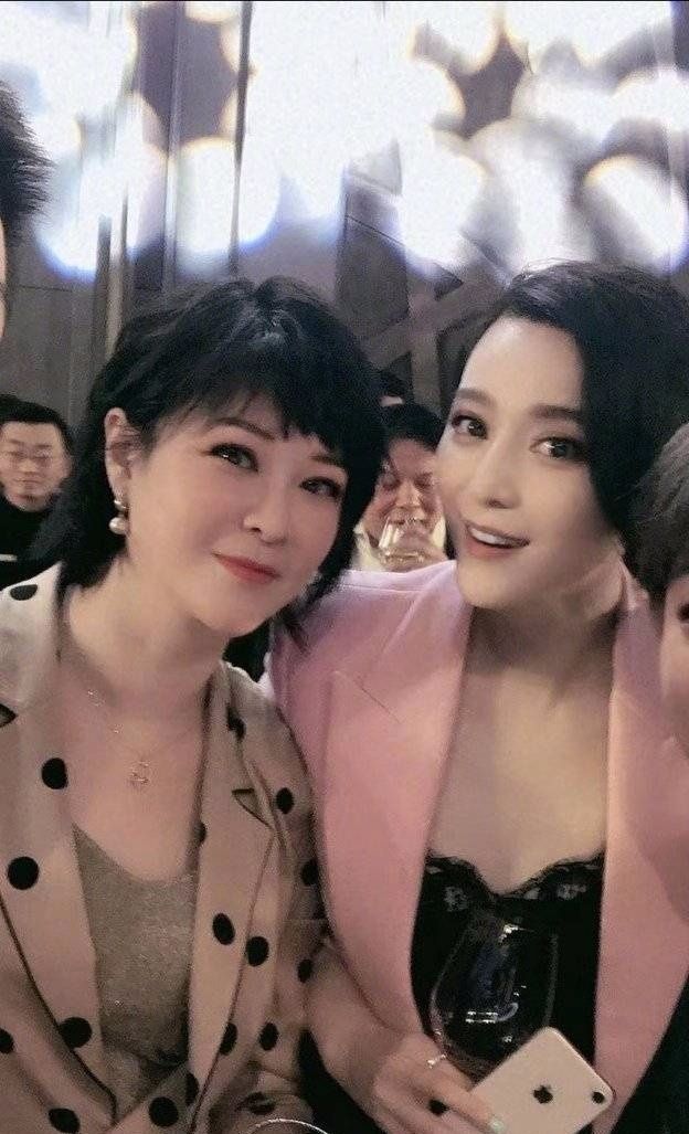 2019范冰冰穿破洞裤现身机场,范冰冰风波后首拍广告