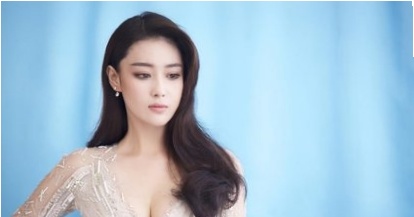 张馨予帽子造型,张馨予戴草帽玩特效自拍超接地气