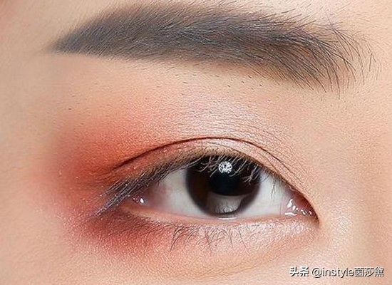 单眼皮画眼影新手教程,怎么样画眼影简单又好看