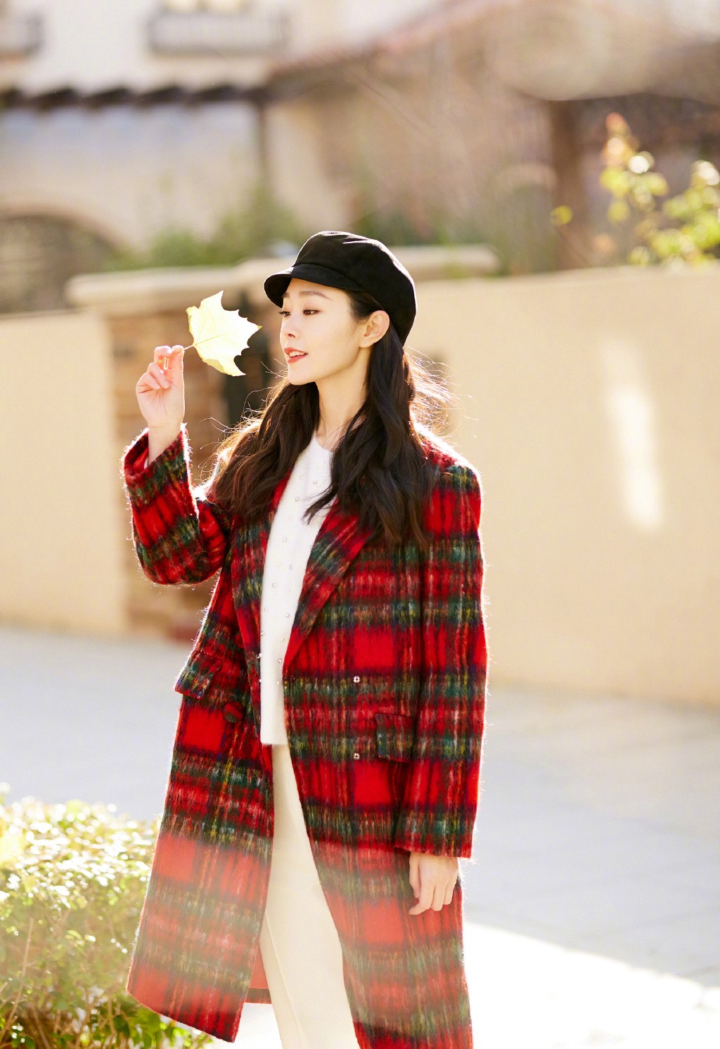 《庆余年》中她是范闲迷妹，今穿蓝色印花抹胸裙，秀香肩惊艳迷人