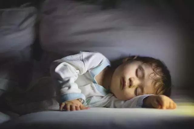 睡觉时小孩哭是怎么回事,宝宝睡觉突然闭眼大哭像是被吓到
