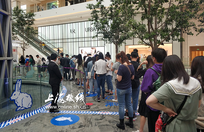 上海市民又疯狂了为了买这杯奶茶排4小时的队喜茶发来贺电