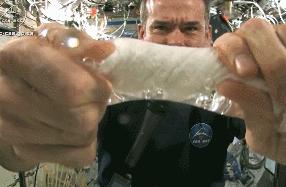 在太空里，流泪、拧毛巾、洗头发是啥样？原来这么神奇