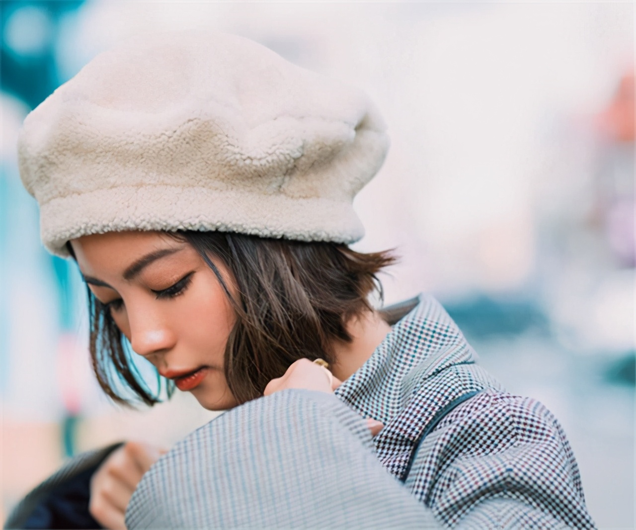 什么样的发型戴帽子好看,戴帽子适合哪一种发型