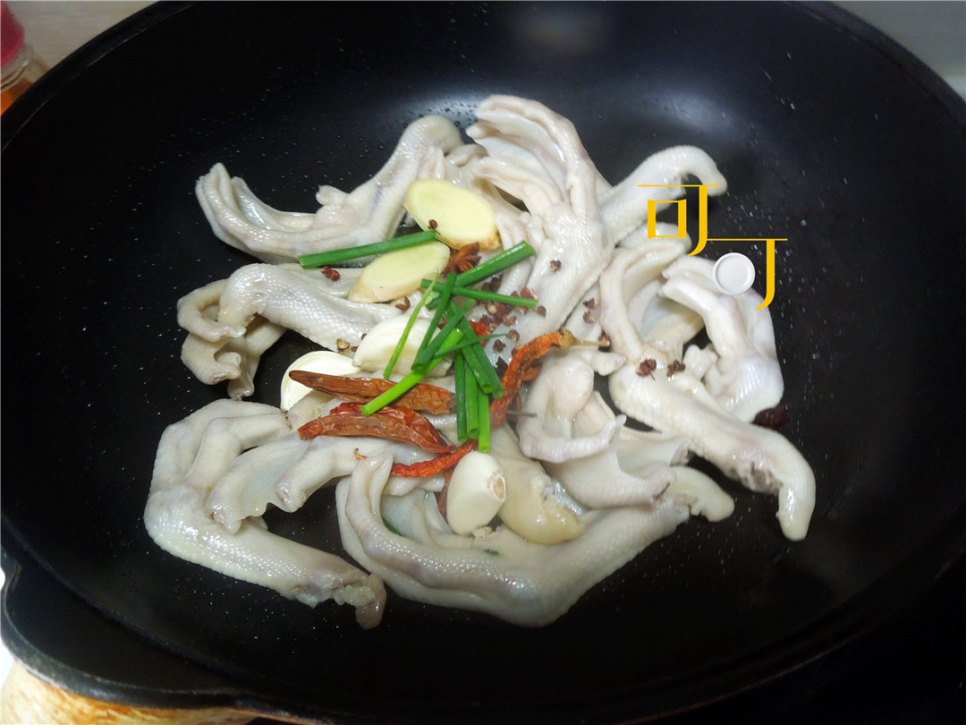 卤鸭掌当下酒菜很下饭,香辣无骨鸭掌一串