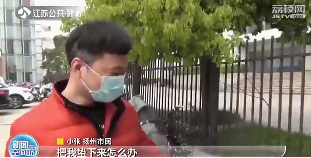 头皮发麻！万只蜜蜂聚集自行车篓专家“一窝蜂”全收