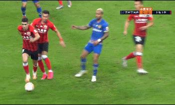 1红3黄0争议，韩国裁判MVP！91分钟暖心一幕，中超少见