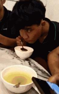 老虎：这是我准备养大吃的，你来凑什么热闹