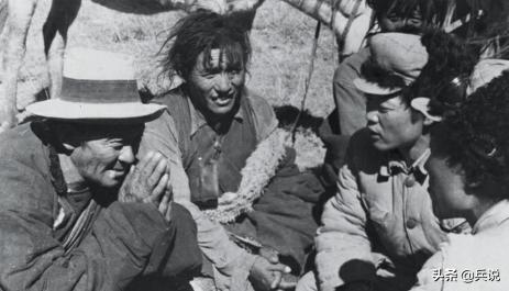 两名士兵以少胜多，歼100名叛军！张国华特意接见