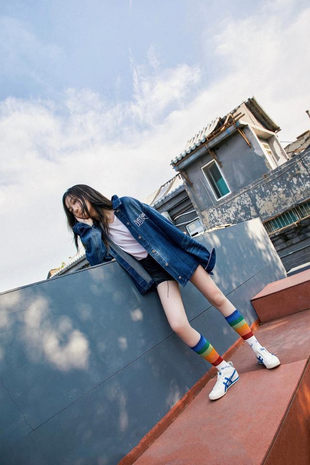 王菲穿衣搭配紧身中裤,王菲穿灯笼裤太有范了