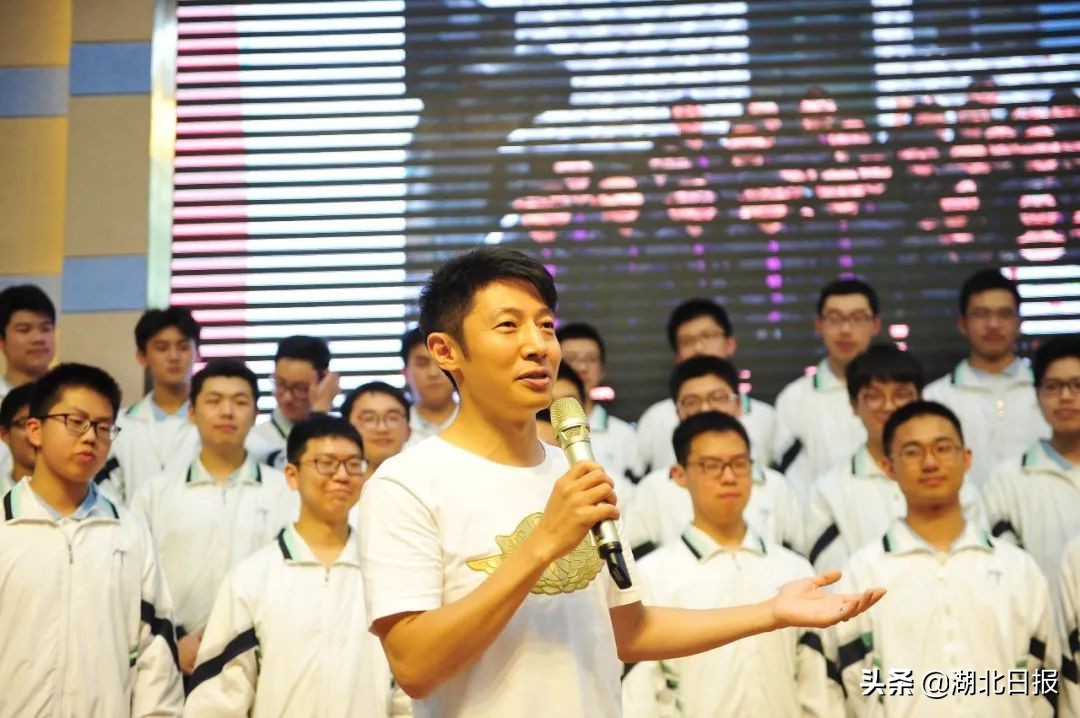 撒贝宁湖北人,撒贝宁武汉伢歌曲视频