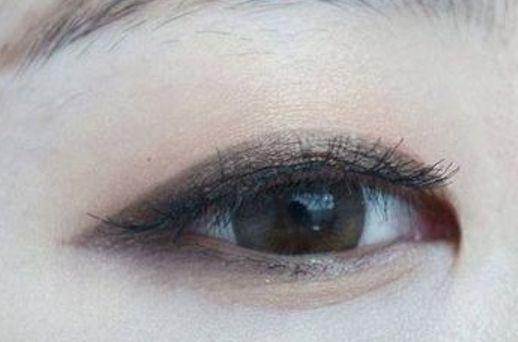 单眼皮适合画眼影吗,肿单眼皮画眼影教程