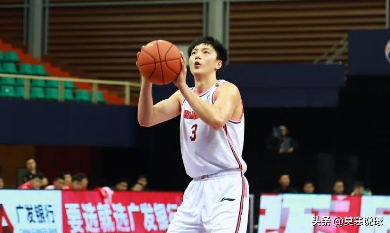 胡明轩vs广州队飙三分,广东队胡明轩和徐杰单挑