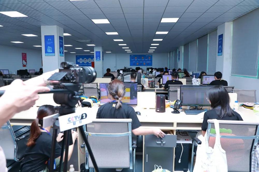 中央电视台CCTV-2正点财经走进利讯集团,对话黄火明先生