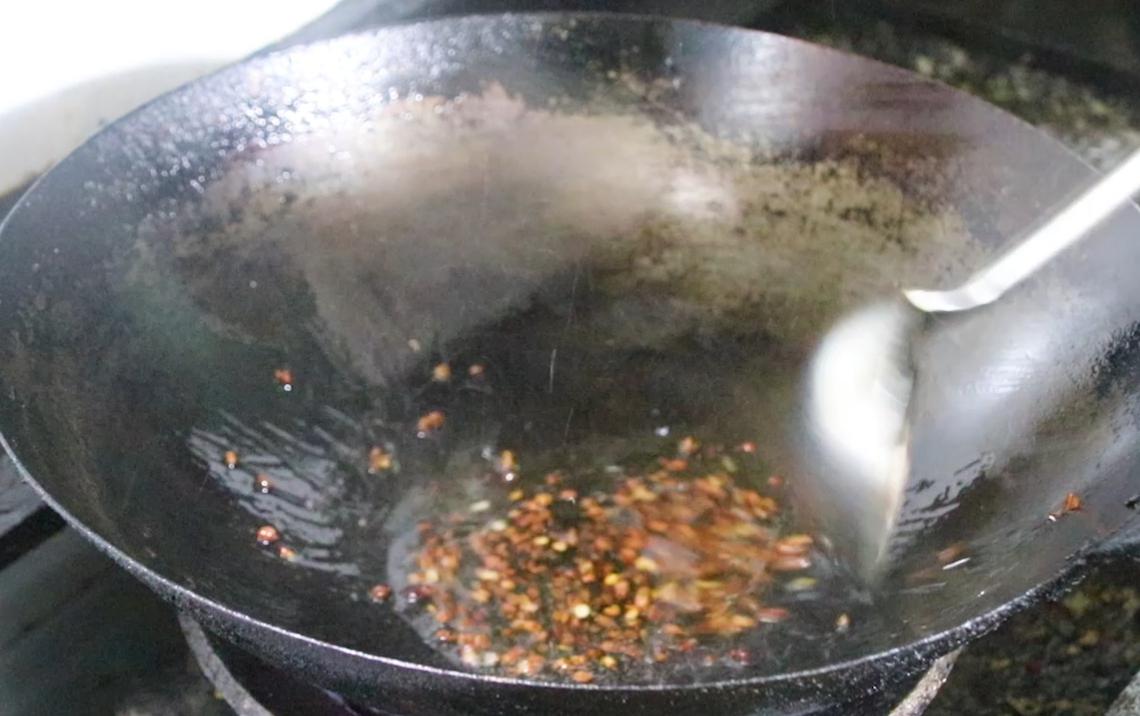 把整只猪脚往锅里一扔，做法和诀窍都告诉你，出锅馋得流口水