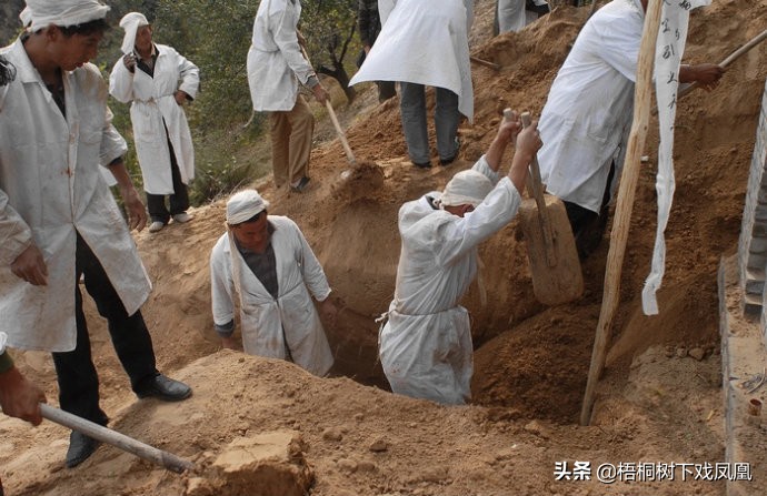 出殡的时候拿着一束花要紧么,出殡以后家门口放把刀