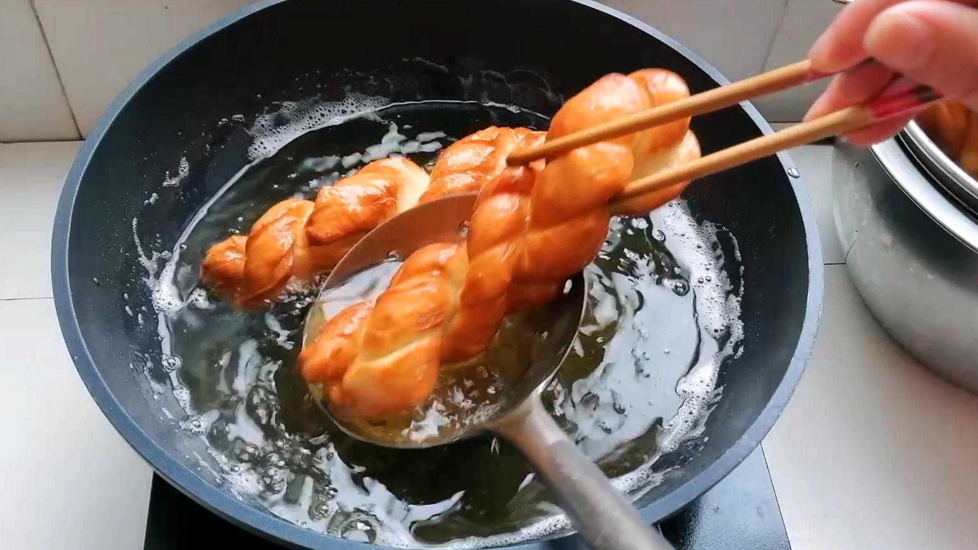 奶香蜂蜜麻花的家常做法,蜂蜜麻酱饼的家常做法