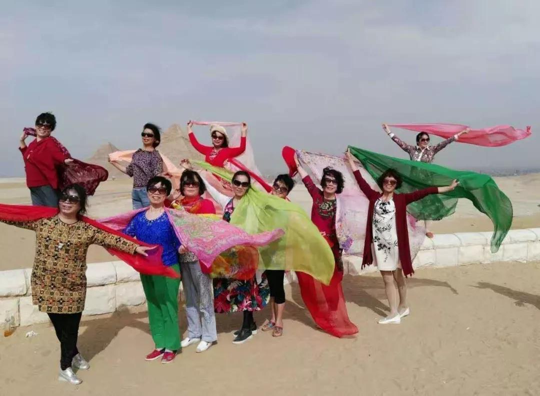 大妈旅游姿势大全,中国大妈一道靓丽的风景线