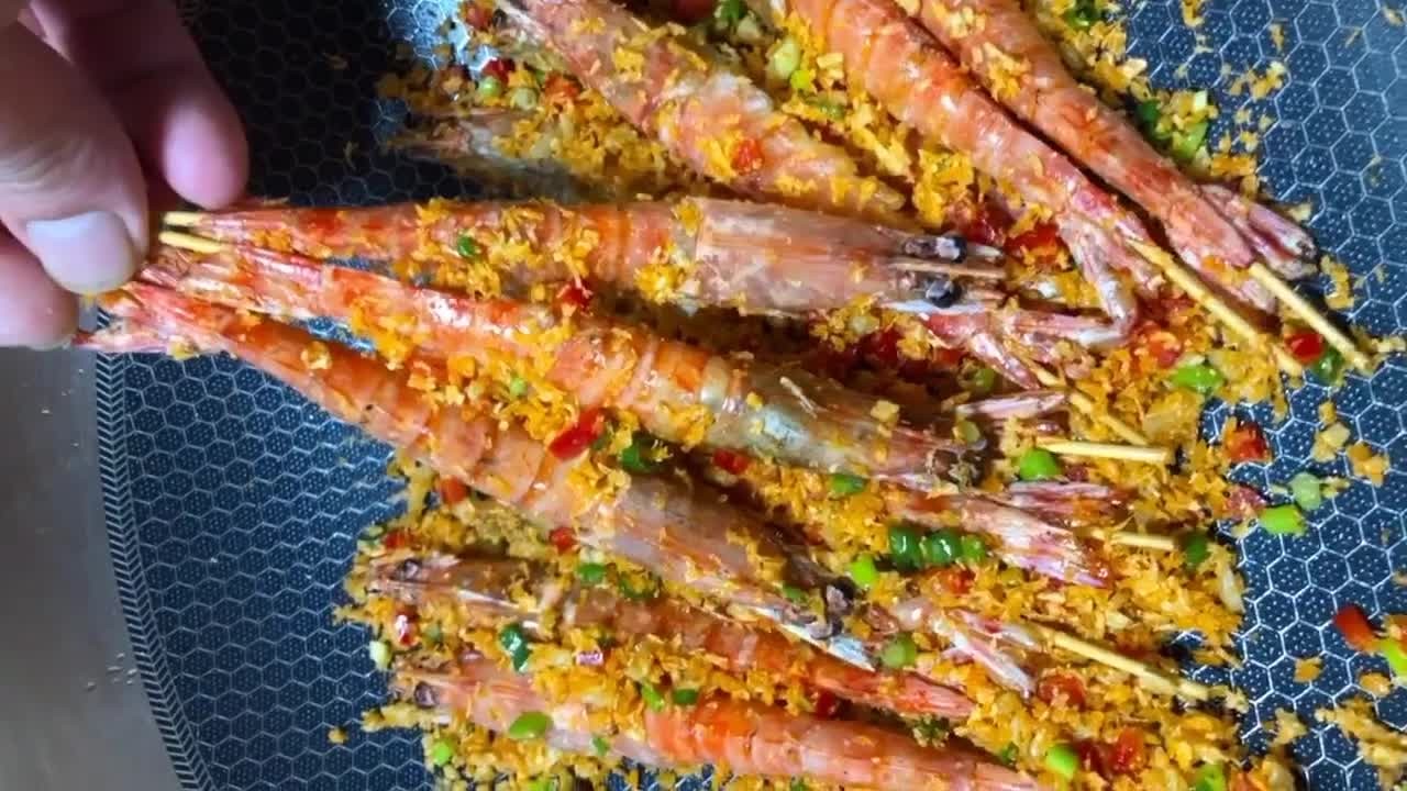 椒盐虾鲜香酥脆可口让你虾壳吮指,虾壳焦脆虾肉鲜甜的椒盐皮皮虾