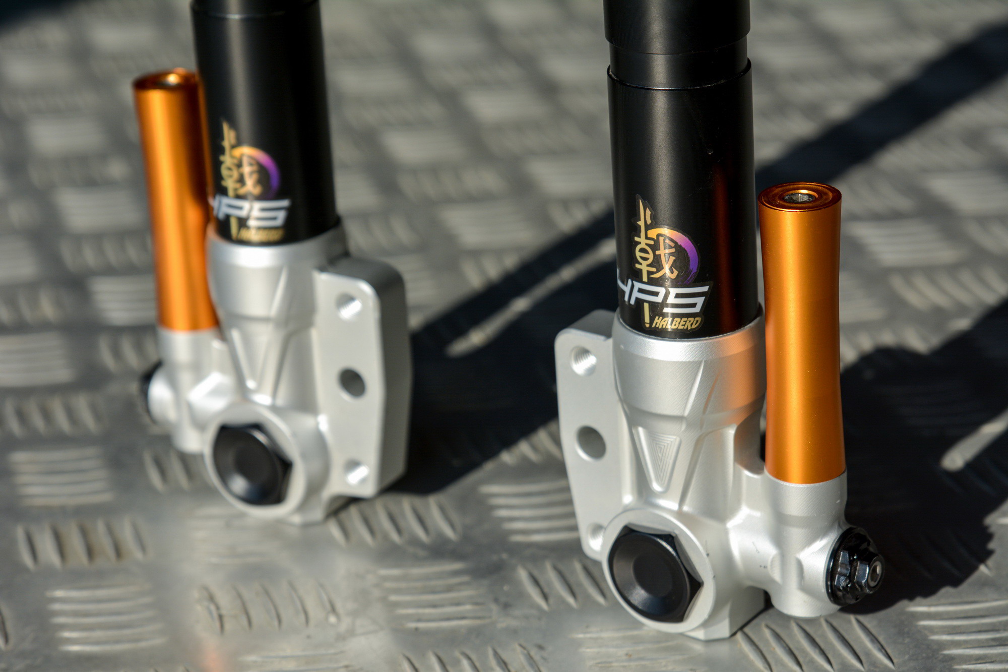 提高了稳定性与舒适度！野蛮公牛HPS前叉、XPS后减震