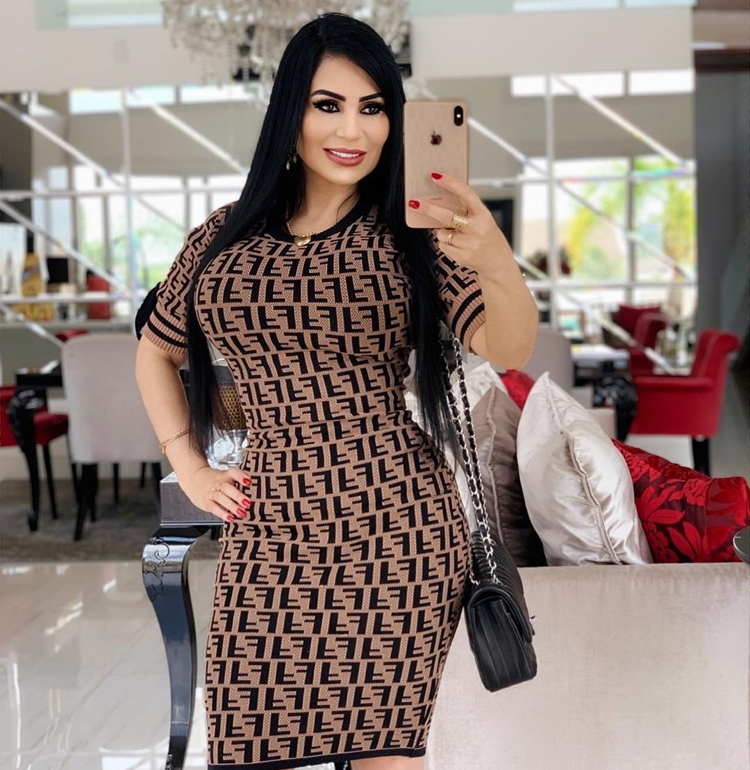 她是巴西的律政新人，热爱健身，丰盈的体型有着极致的曲线之美