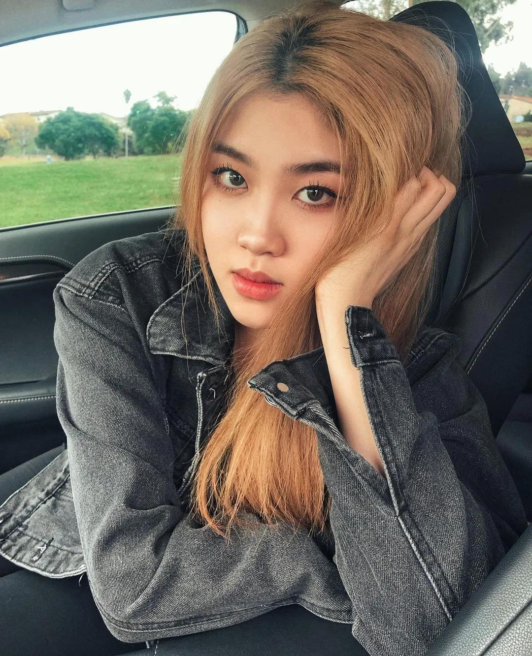 lisa和rosie秀恩爱,lisa与rosa在直播间接吻