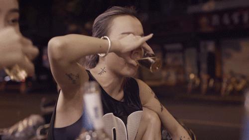 谁不是一边哭着一边拼命活着,谁不是一边活着一边受苦完整版