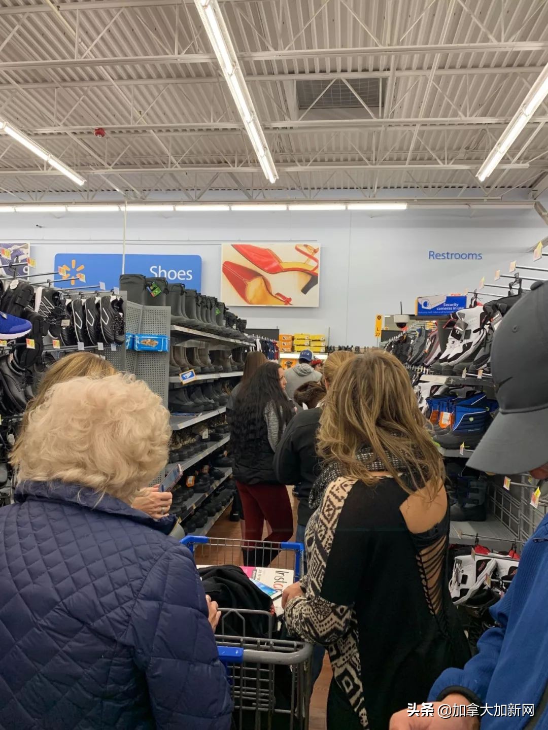 黑五狂抢开始!机场outlet堵爆温哥华华人凌晨排队全买疯了