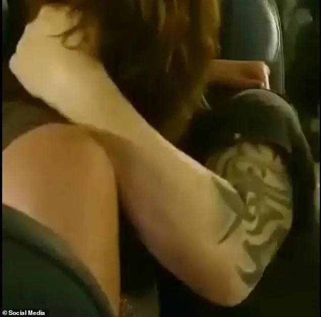 飞机上公然*行为性**！空姐怒吼：把你的“家伙”收回裤子里去！