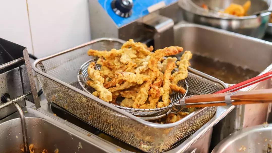 藏在厦门老社区的夫妻炸料摊，20元吃遍鲨鱼鸡腿醋肉菜丸