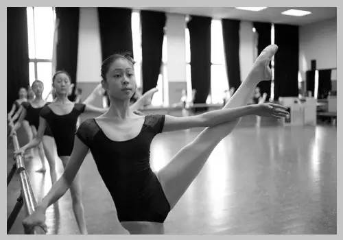 舞蹈基本功练习疼哭,小孩舞蹈基本功教学