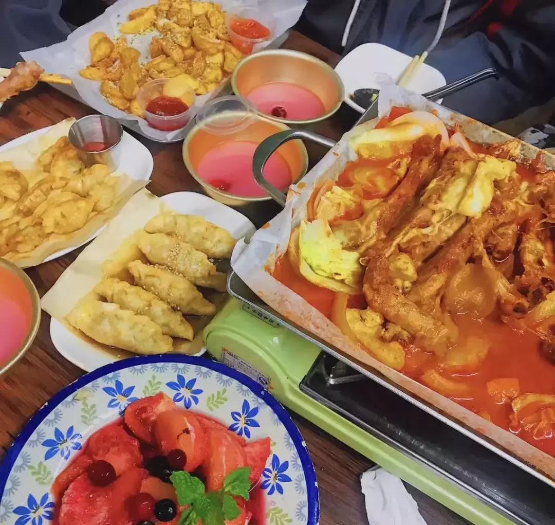 广州爆火的韩国年糕火锅 (韩国美食一条街部队火锅)