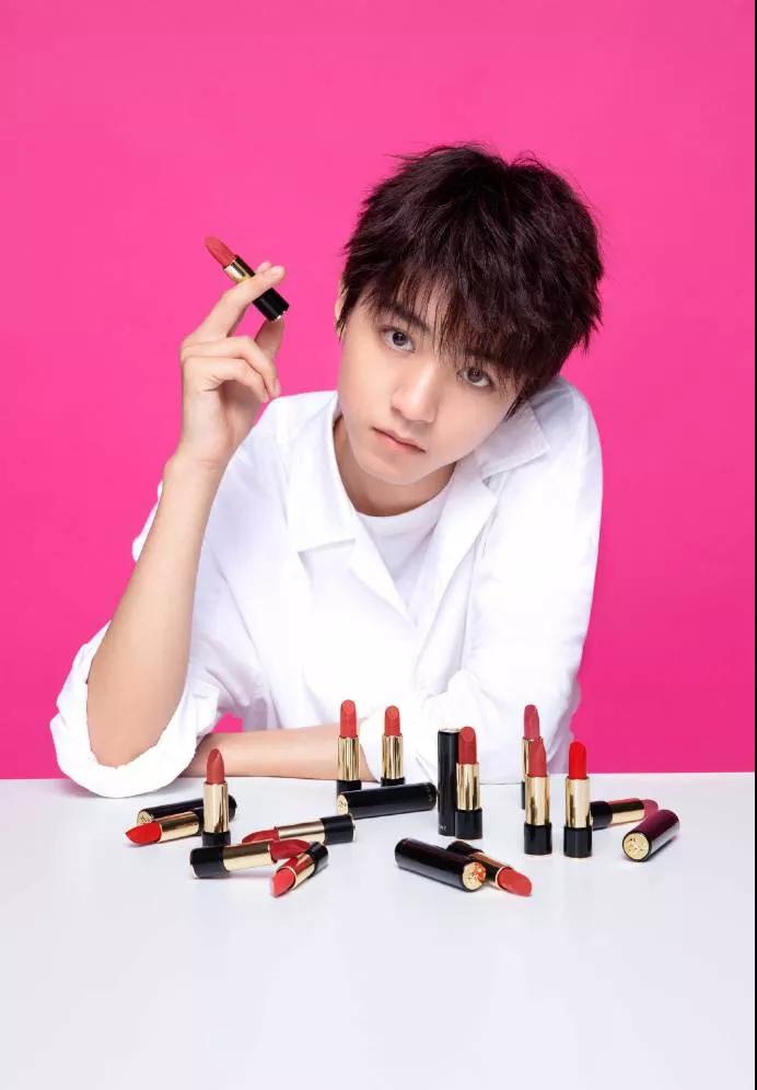 涂上像自己本身唇色的口红,涂上自己喜欢的口红