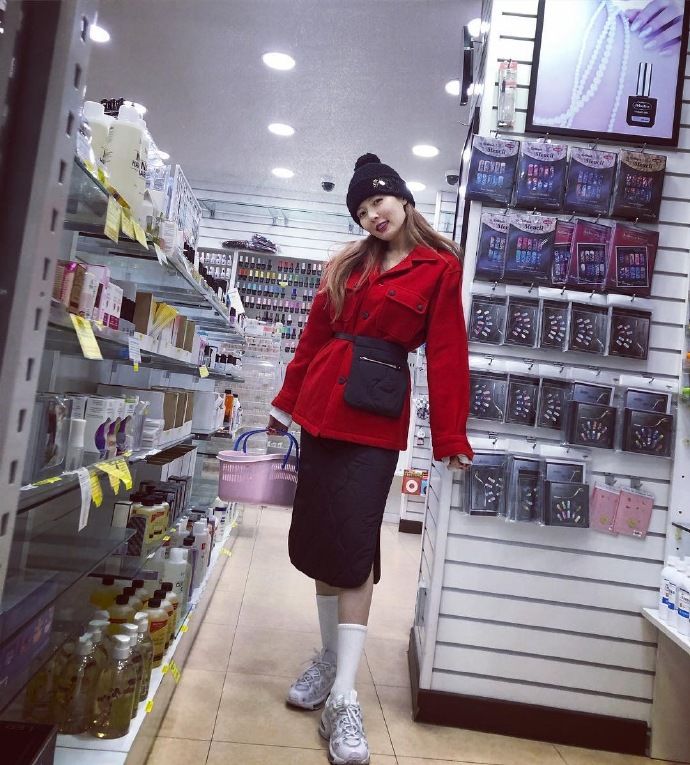 南韩小野马穿衣搭配 (韩国小野马穿白色裙)