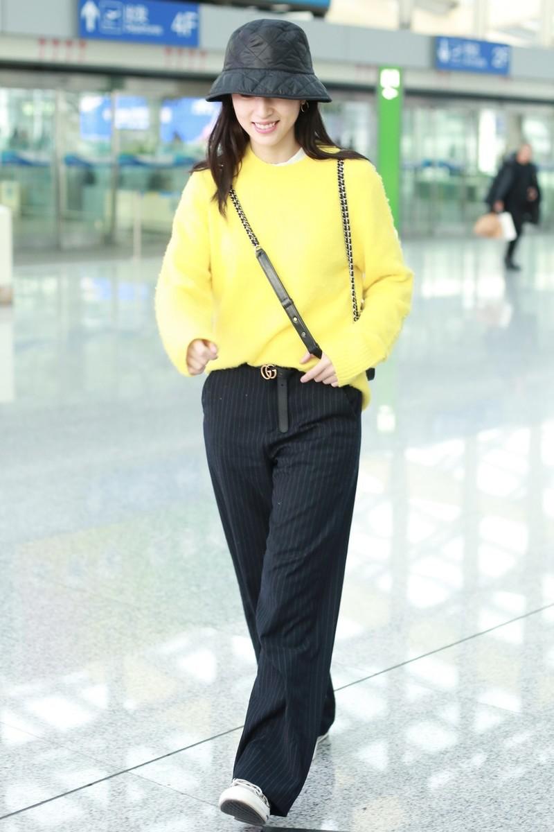 周雨彤最新穿衣搭配,周雨彤减龄穿衣搭配