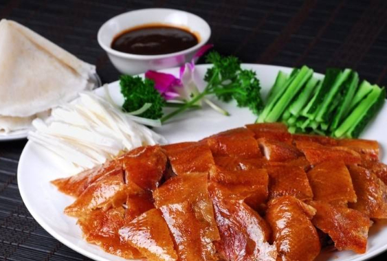 豪！中超赛区伙食升级！继北京烤鸭后再添烤全羊！网友：回归本质