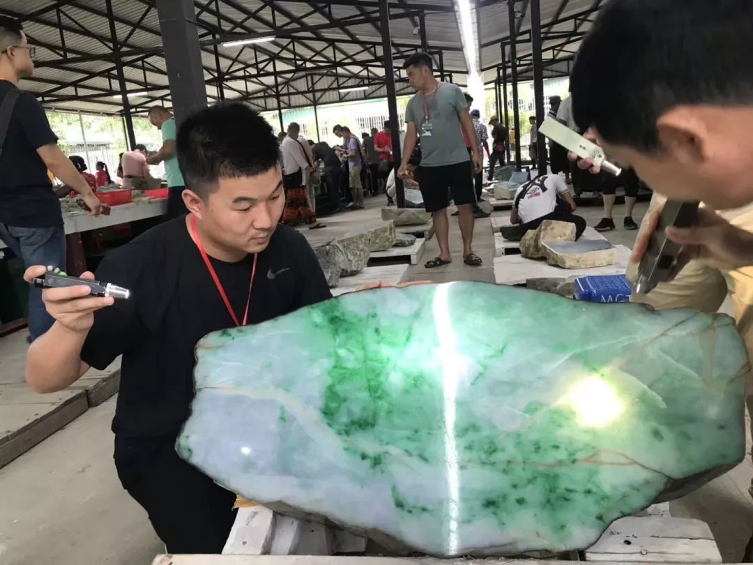 缅甸曼德勒直播卖货第一名,缅甸曼德勒翡翠市场现场直播带货