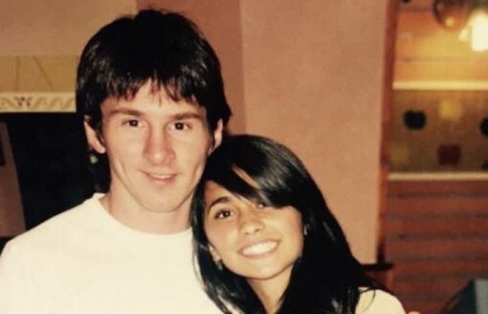 太甜了梅西与妻子在机场深情拥吻,梅西9岁时对她一见钟情