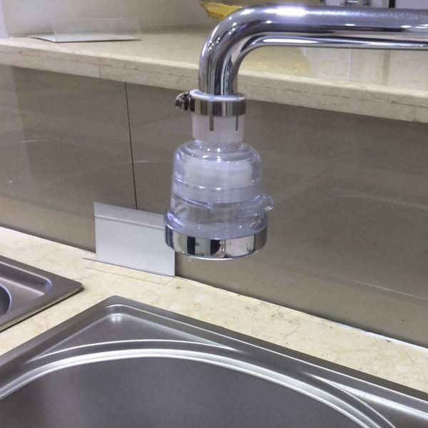 厨房水龙头底座与台面接触面漏水,厨房水龙头溅水到台面上