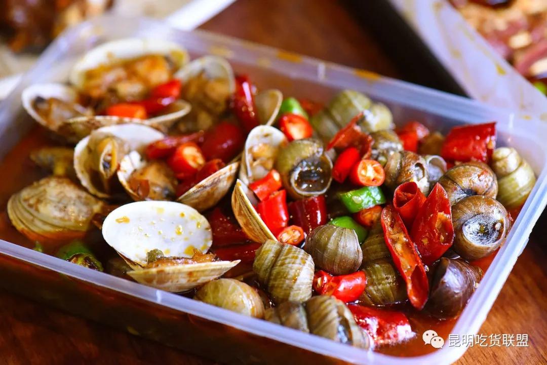 昆明的网红小吃街在哪里,昆明网红小吃城千千烧花甲粉