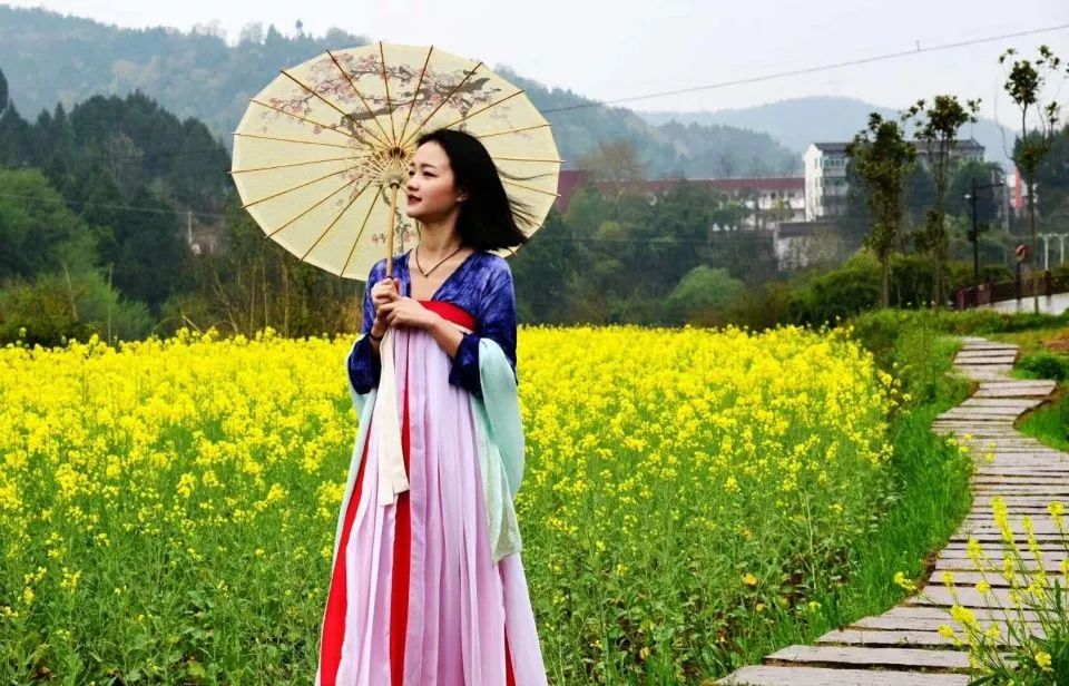 阳春3月桃花与油菜花交相辉映,三月的油菜花和樱花好看吗
